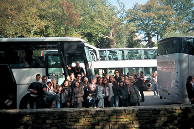 autocariste paris, transport d'un groupe à paris - photo devant un autocar